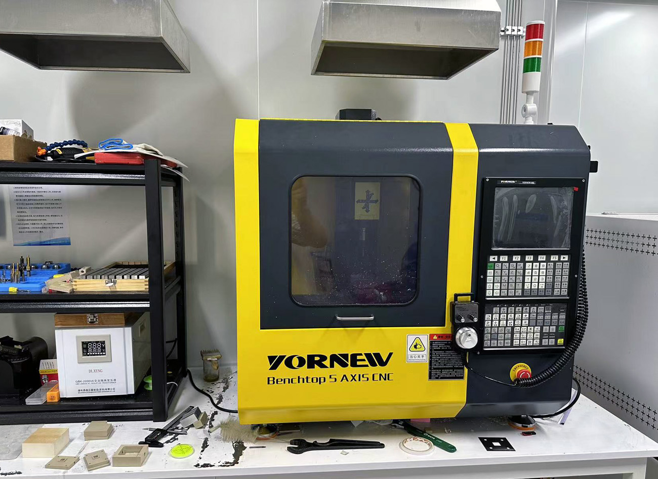 桌面式緊湊型五軸加工中心